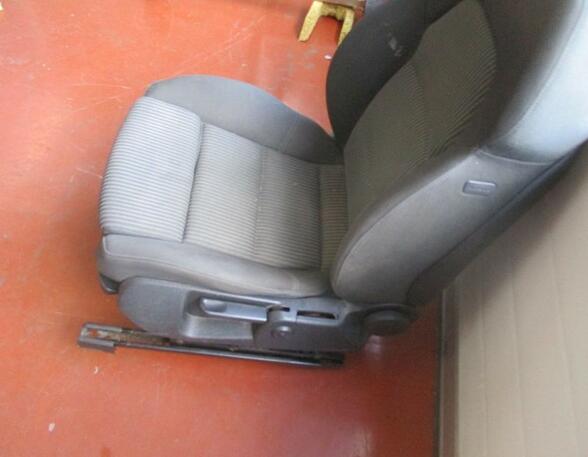 Sitz links vorn Flecken siehe Bild mit Sitzheizung AUDI A4 AVANT (8ED  B7) 2.0 TDI 103 KW