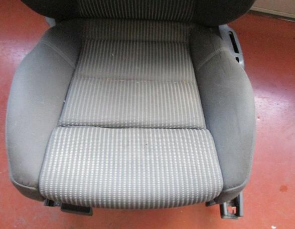 Sitz links vorn Flecken siehe Bild mit Sitzheizung AUDI A4 AVANT (8ED  B7) 2.0 TDI 103 KW