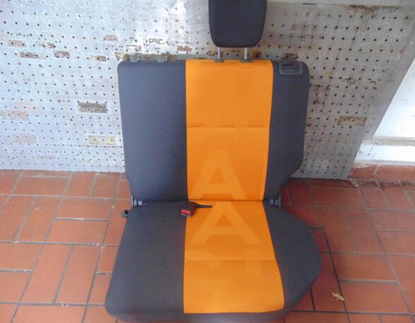Sitz hinten links klappbar (Klimaanlage
Zentralverriegelung
3 Kopfstützen hinten
Drehzahlmesser
Bordcomputer)