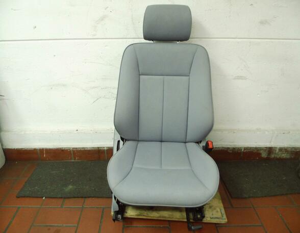Sitz vorne rechts Fahrersitz Stoff teilelektrisch (Getriebe 5-Gang mechanisch
Antribsschlupfregelung (ASR) [471]
Klimaanlage  [580]                )