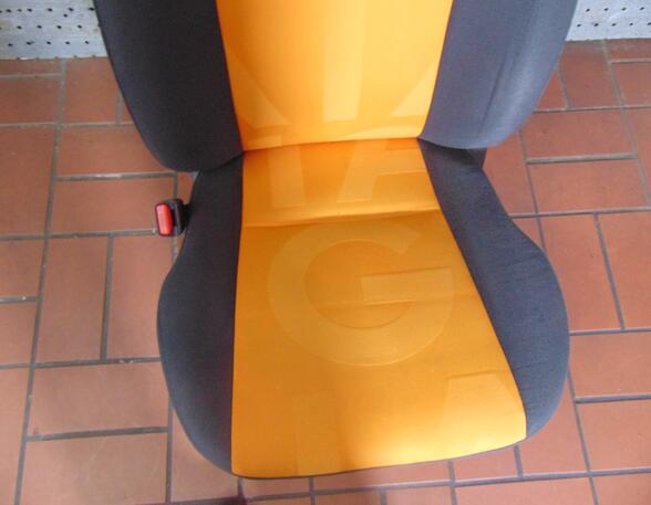 Sitz vorne links mech. verstellbar Lehne und Höhe (Radio CD/MP3
Klimaanlage
3 Kopfstützen hinten
Bordcomputer
Drehzahlmesser)