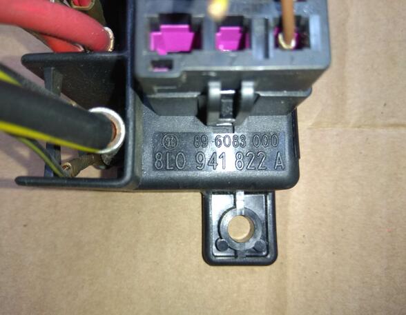 Fuse Box AUDI A4 (8E2, B6) 8L0941822A  Relaishalter