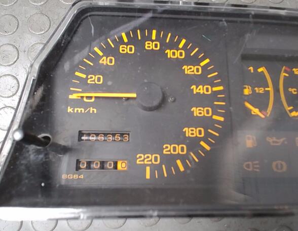 TACHOEINHEIT (Armaturenbrett / Mittelkonsole) Mazda 323 Benzin 1585 ccm 63 KW 1987>1989
