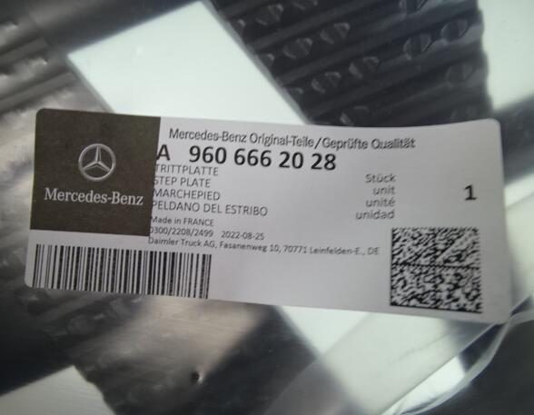 Entrance Mercedes-Benz Actros MP 4 A9606662028 Trittstufe Abdeckung lang