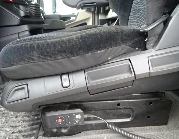 Sitz Mercedes-Benz Actros MP 4 A9609109201 Fahrersitz luftgefedert mit Armlehne